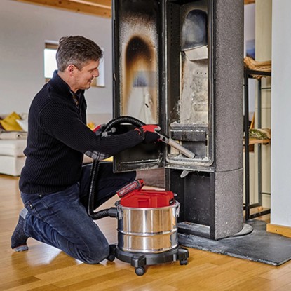 Akumulátorový vysavač popela Einhell Power X-Change TE-AV 18/15 Li C-Solo při čištění kamen.