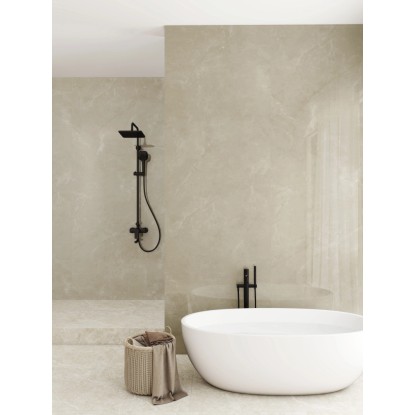 Béžový mramorový SPC obklad Decoflooring 260x90cm v koupelně se sprchou a vanou.