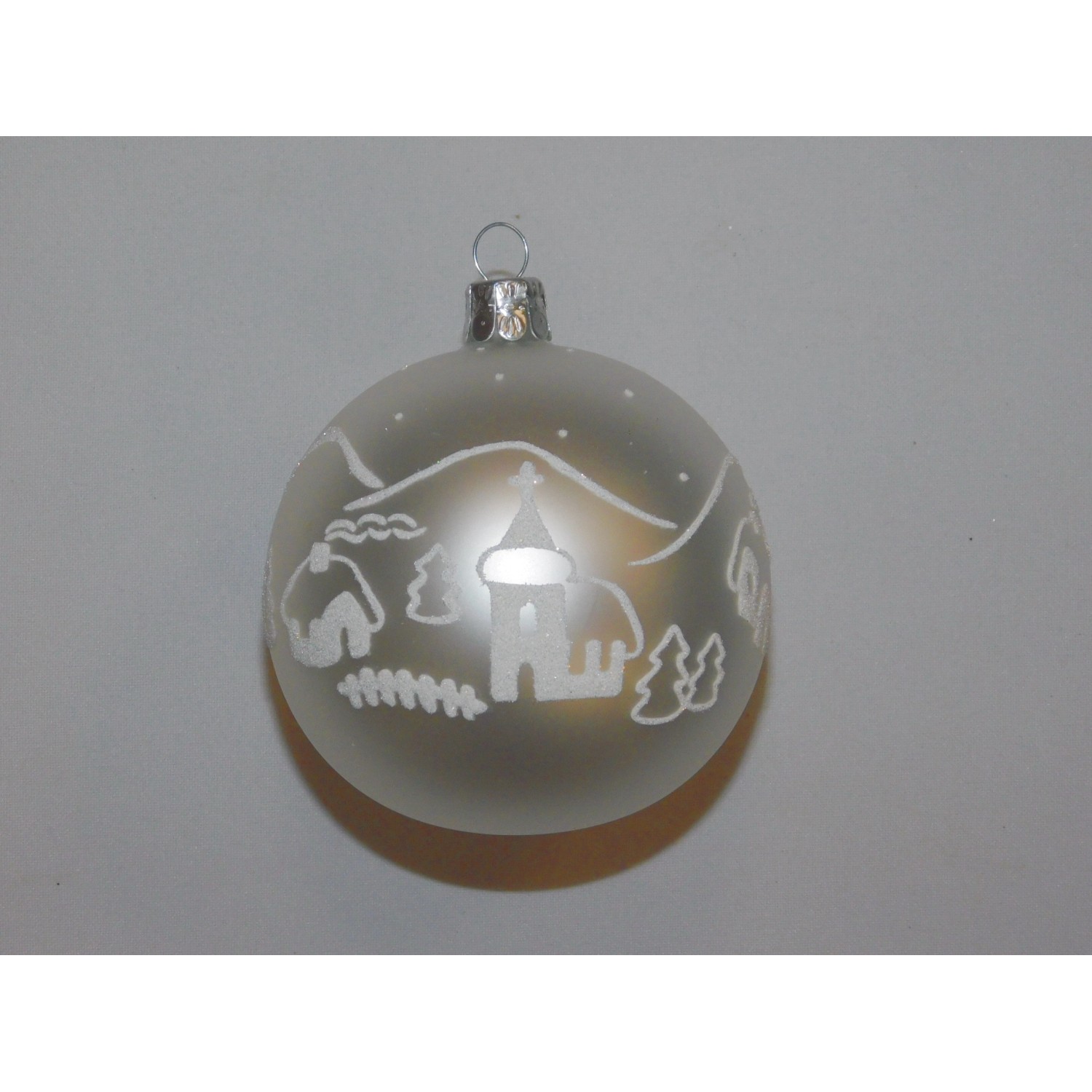 ONREX Vánoční ozdoba skleněná koule bílá/stříbrná vesnice pr. 8 cm