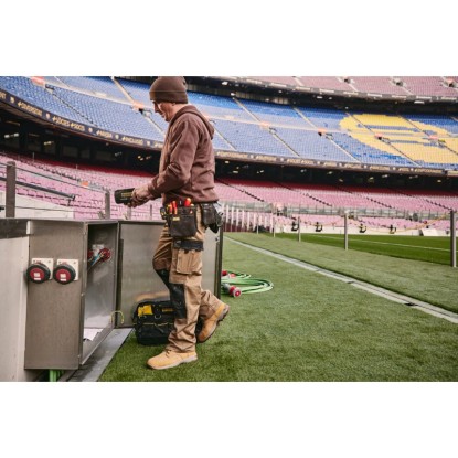 Řemeslník s pracovním pásem Stanley plným nářadí.