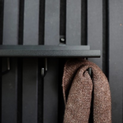 Černá police Denpanels s 5 háčky pro montáž na akustické panely, včetně šroubů.