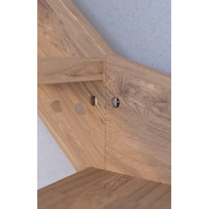 Detailní záběr: Točité schodiště StarWood Rhodos dub s dřevěným designovým zábradlím.