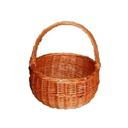 Proutěný koš s rukojetí na dřevo a příslušenství ke krbu.