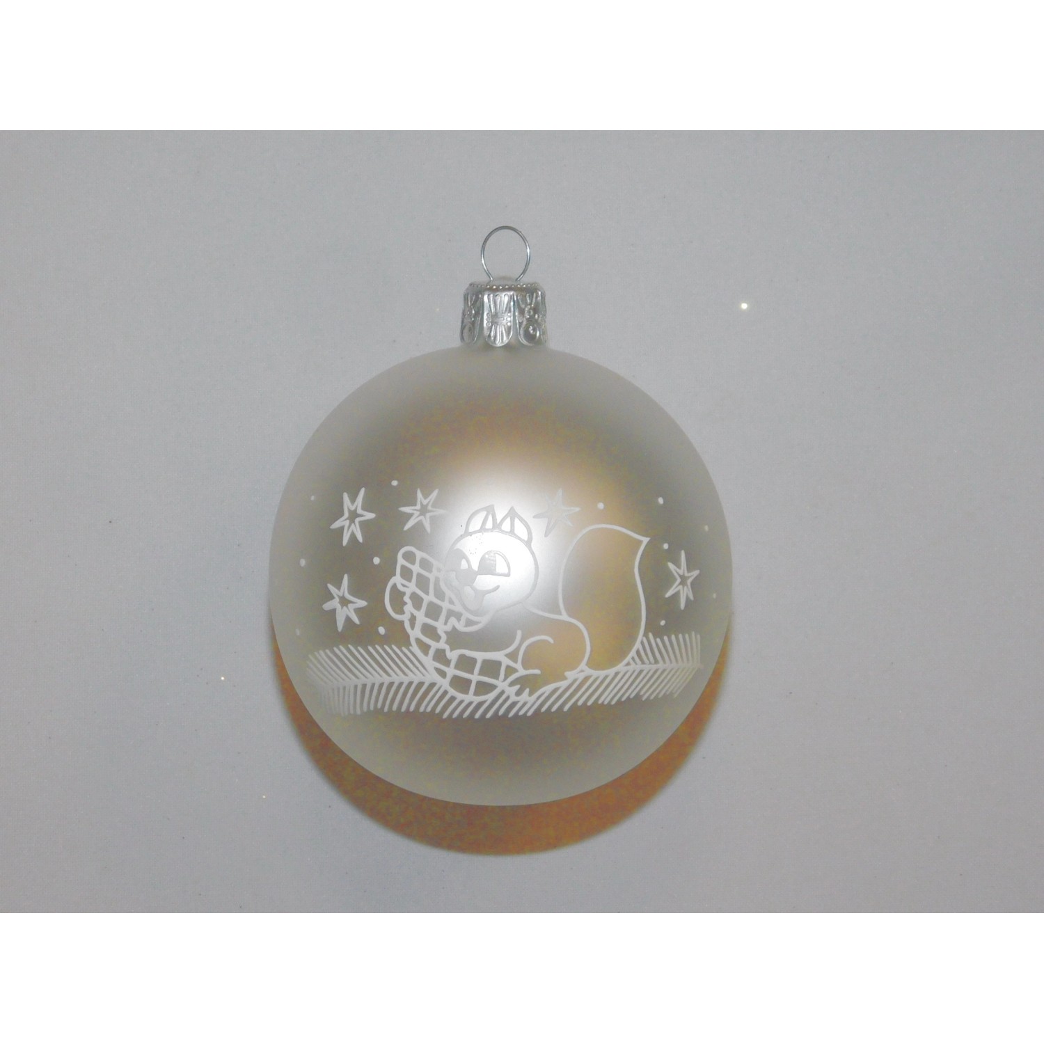 ONREX Vánoční ozdoba skleněná koule bílá veverka pr. 8 cm