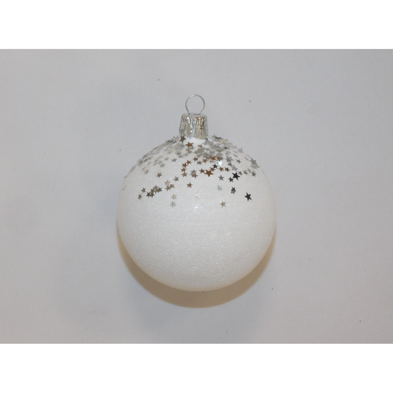 ONREX Vánoční ozdoba skleněná koule bílá/stříbrná posyp pr. 8 cm