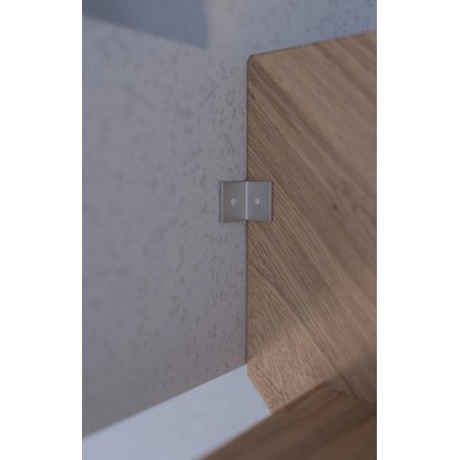 Detail: Točité schodiště StarWood Rhodos dub s úhelníkovou konzolou na zdi.