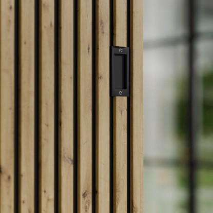 Detail: Akustický panel posuvných dveří Radex Lamette s černou rukojetí.