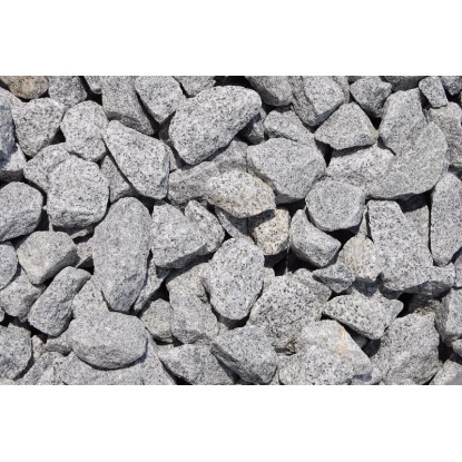 Detailní záběr žulové drti sůl a pepř, 25-50 mm, okrasný štěrk pro zahradu a terénní úpravy.