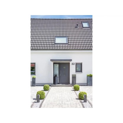 Moderní obdélníková stříška Gutta BS 250x90 cm v antracitové barvě s LED osvětlením u vchodu do domu.