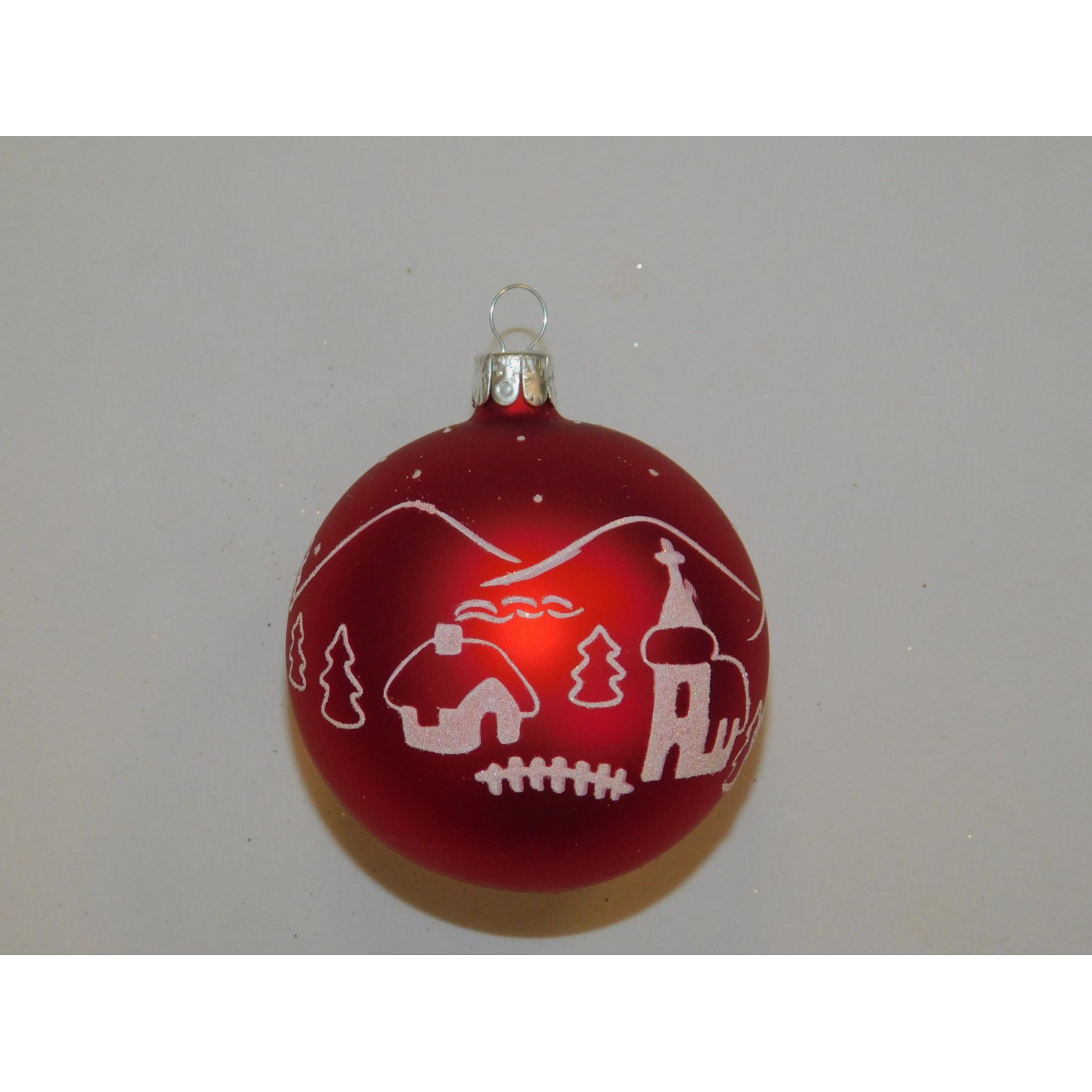 ONREX Vánoční ozdoba skleněná koule červená vesnice pr. 7 cm