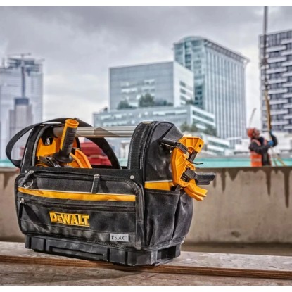 Černá brašna na nářadí DeWalt s žlutými prvky a nářadím.