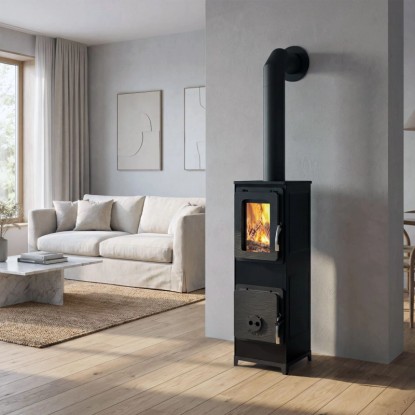 Černá litinová krbová kamna 7,2 kW v moderním obývacím pokoji. Oheň hoří za sklem.