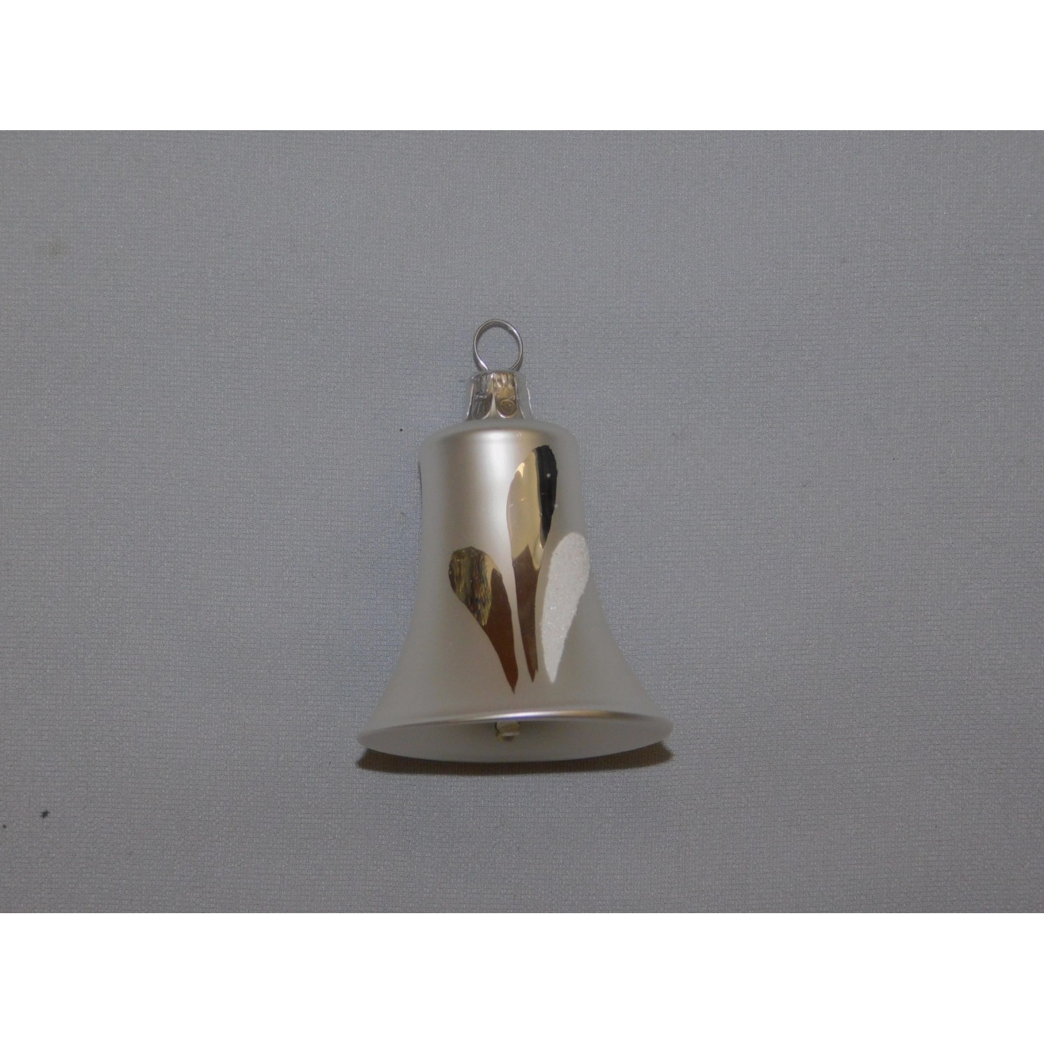 ONREX Vánoční ozdoba skleněná zvonek bílý lístky 5,5 cm