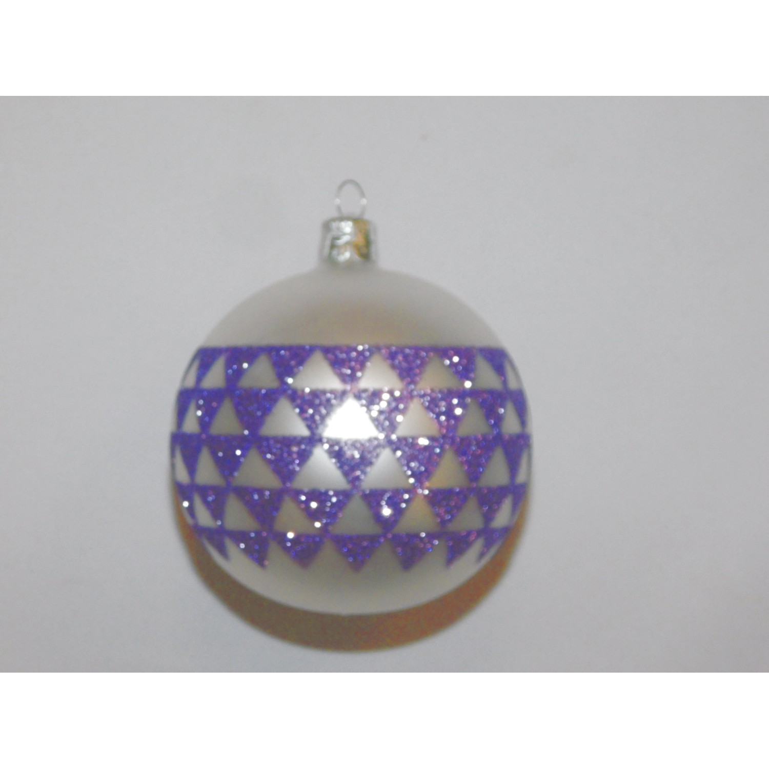 ONREX Vánoční ozdoba skleněná koule bílá/fialová ornament pr. 8 cm