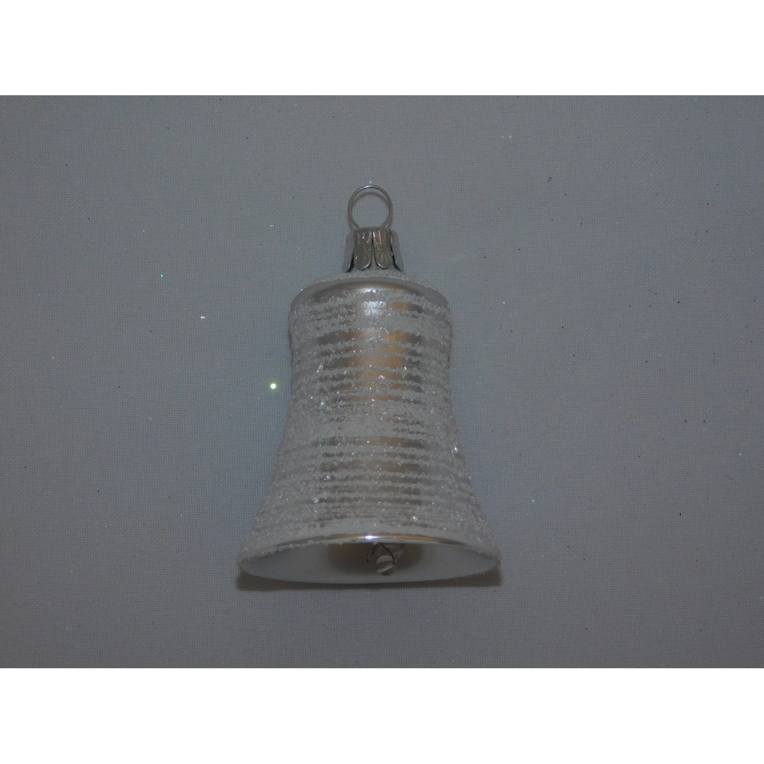 Ornex Skleněná vánoční ozdoba zvonek stříbrný s linkami 5,5 cm