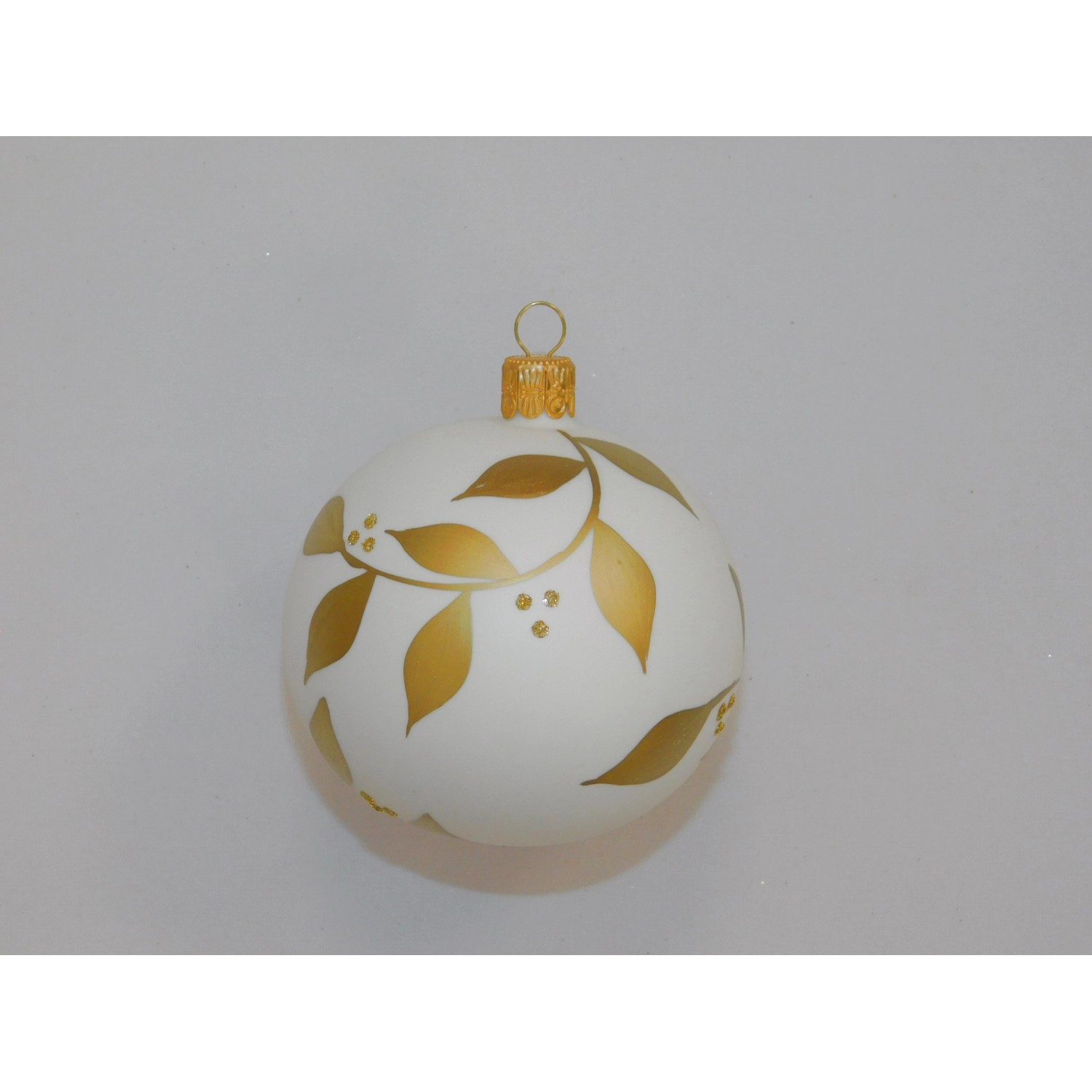 ONREX Vánoční ozdoba skleněná koule bílá lístky pr. 8 cm