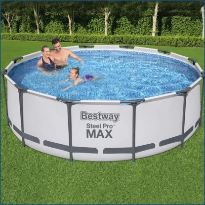 Bestway ocelový rámový bazén Steel Pro Max, Ø 366 cm, s rodinou na zahradě.