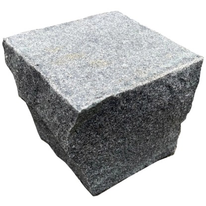 Žulová dlažební kostka, plamenovaný povrch, 9x9x7 cm. Přírodní kámen pro zahradu a pozemek.