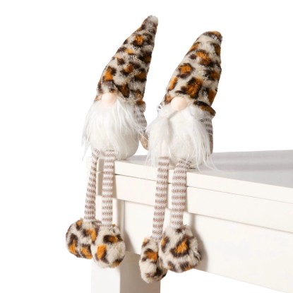 Dva skřítci Boltze Leo Kantenhocker s leopardím potiskem, bílými vousy, sedící na bílé hraně. Výška 40 cm.