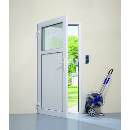 Otevřené bílé plastové vedlejší vchodové dveře K 301 se skleněnou výplní a levým dorazem.