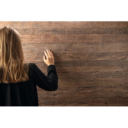 Egger DecoWall nástěnný panel Annaba dub přírodní, vzhled dřeva. Žena se dotýká panelů.