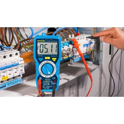 Digitální multimetr Pancontrol PAN 184 PROFI měří v rozvodné skříni.