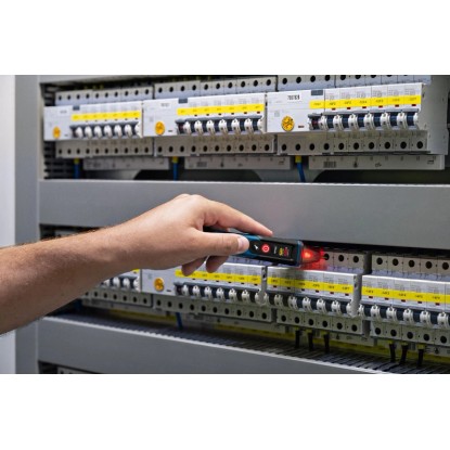 Ruka testuje obvod pomocí bezkontaktní zkoušečky napětí Bosch Professional GVD 1000-17.