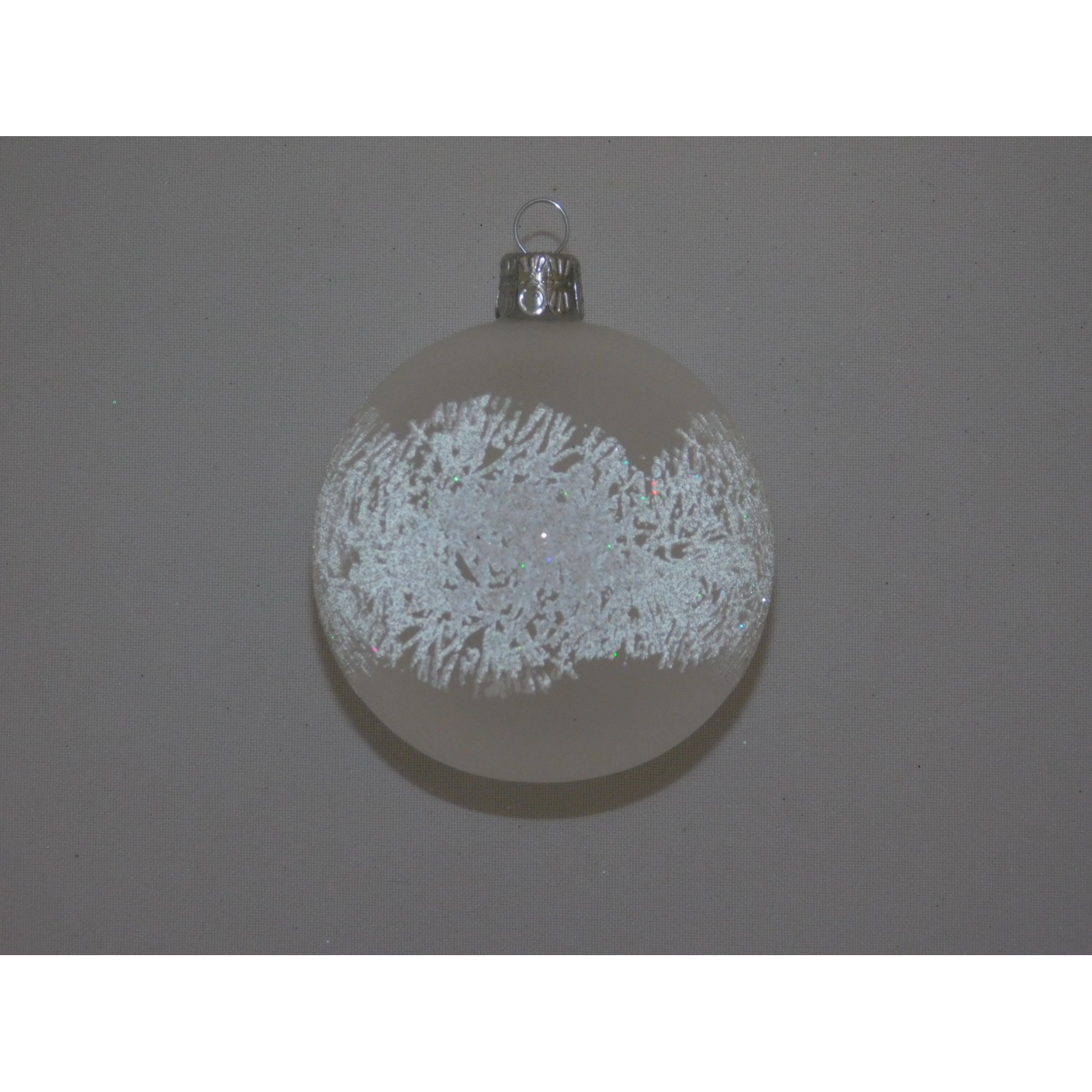 Ornex Skleněná vánoční ozdoba bílá s pruhy pr. 7 cm