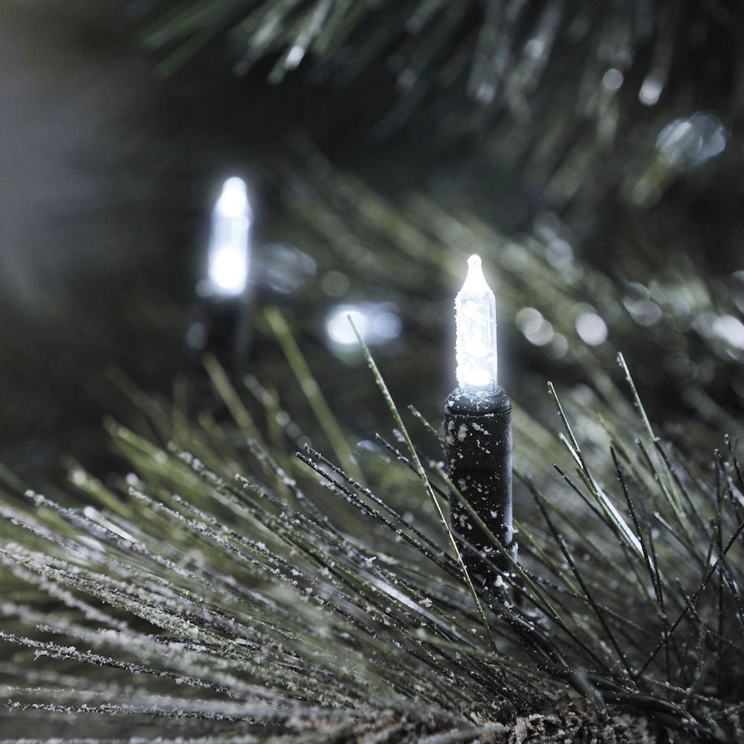 Konstmide LED venkovní světelný řetěz 80 LED, 10 000 K, zelený kabel, 19,85 m