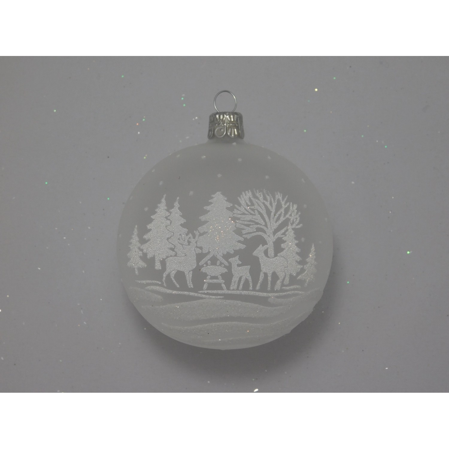 Ornex Skleněná vánoční ozdoba bílá s lesem pr. 8 cm