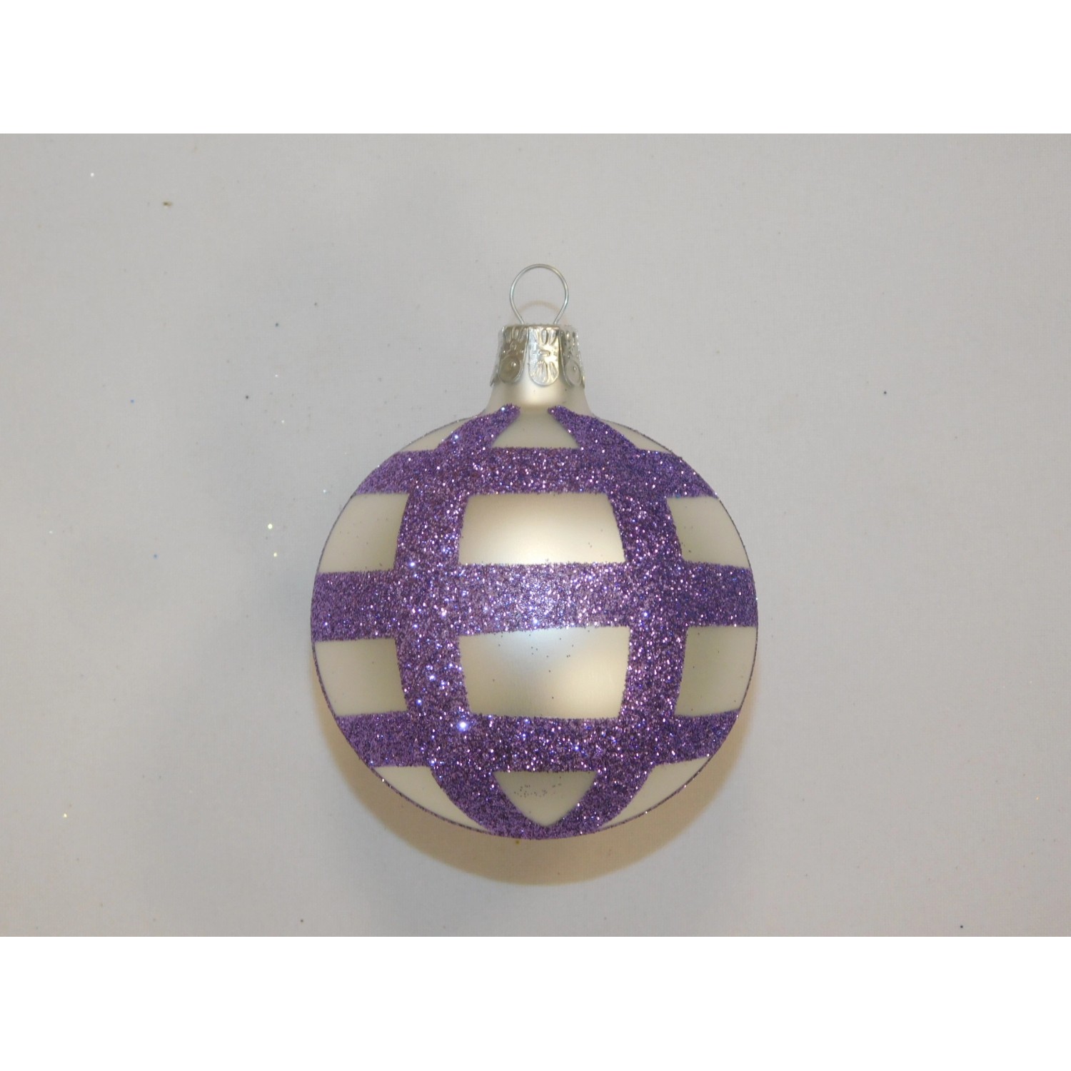 ONREX Vánoční ozdoba skleněná koule bílá/fialová proužky pr. 7 cm