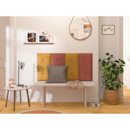 Nástěnný polštář obdélník 60x30 cm žlutý samet jako nástěnný panel za lavicí v chodbě.