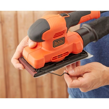 Excentrická bruska Black+Decker BEW220 (150 W) při výměně brusného papíru.