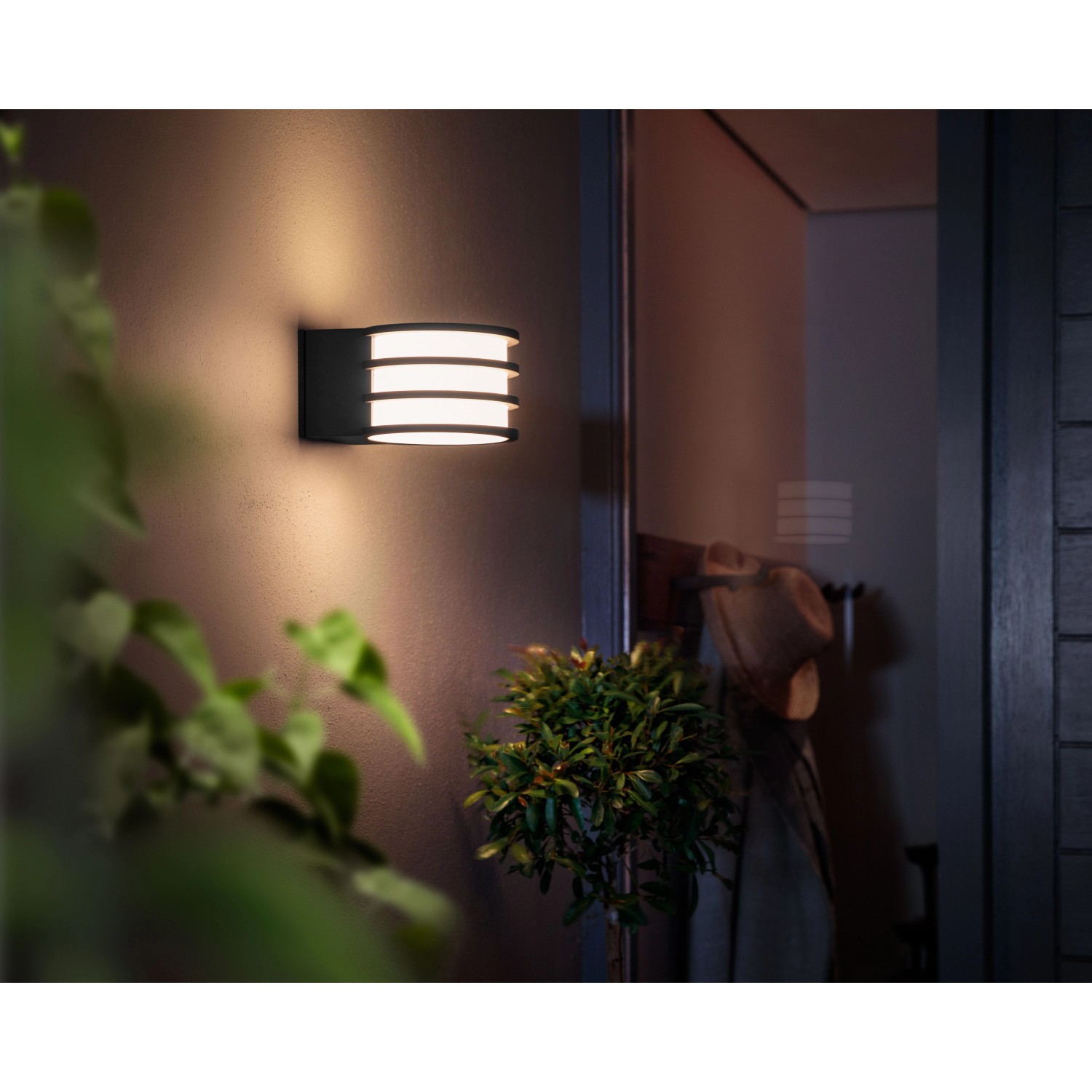 Philips Hue Nástěnné svítidlo White Lucca IP44 9W 2700K antracit 11,5x21,5x17cm