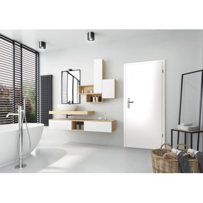 Bílé interiérové dveře v moderní koupelně. Dveře jako součást designu koupelny.