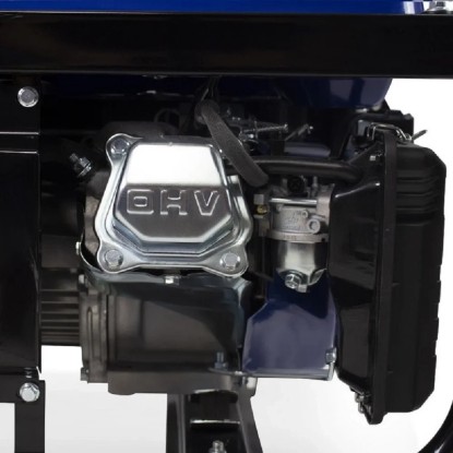 Detail motoru elektrocentrály t.b.t. s víkem ventilů OHV.
