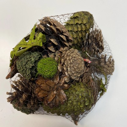 Mix sušených dekorací se šiškami v síťce, zelená