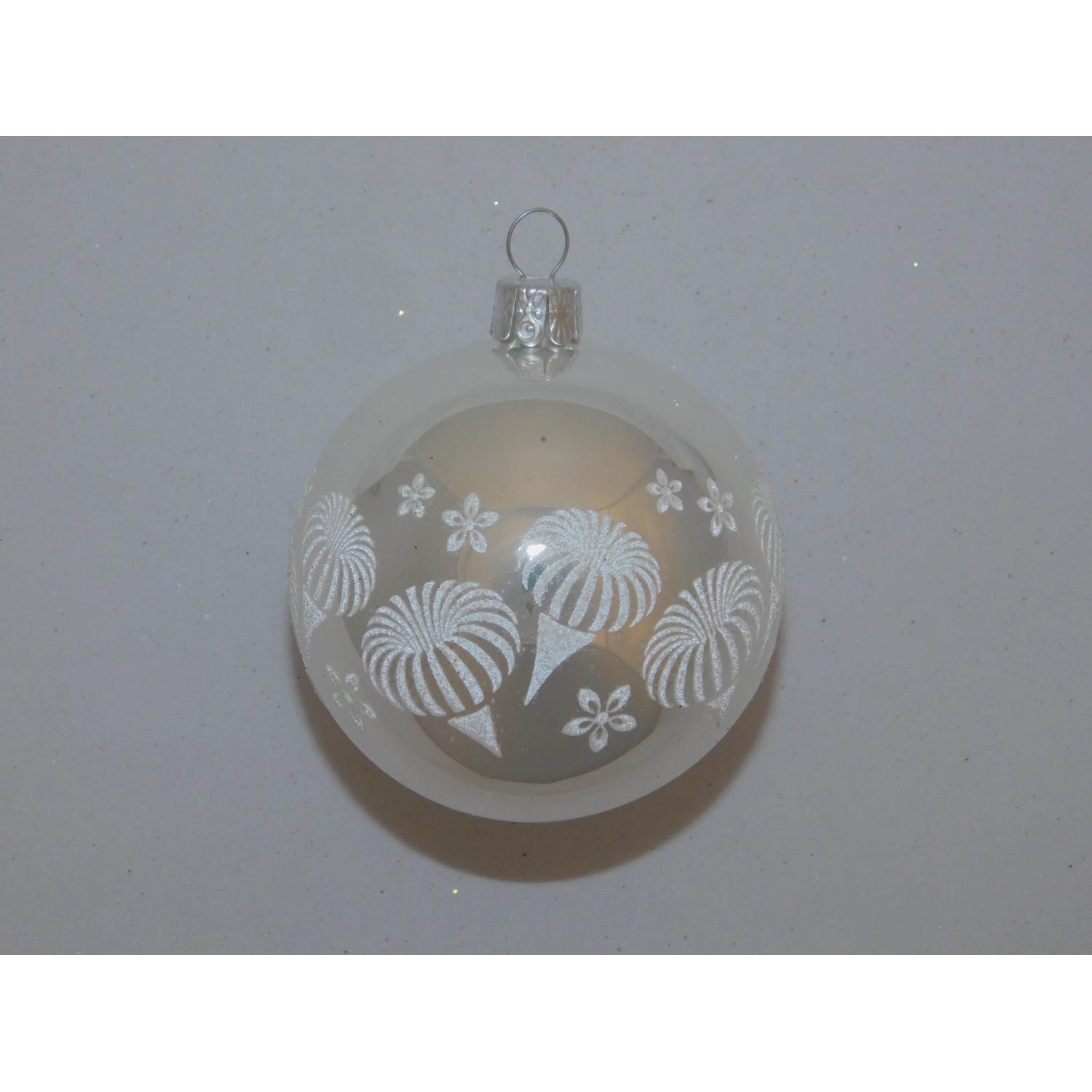 ONREX Vánoční ozdoba skleněná koule bílá ornament pr. 7 cm