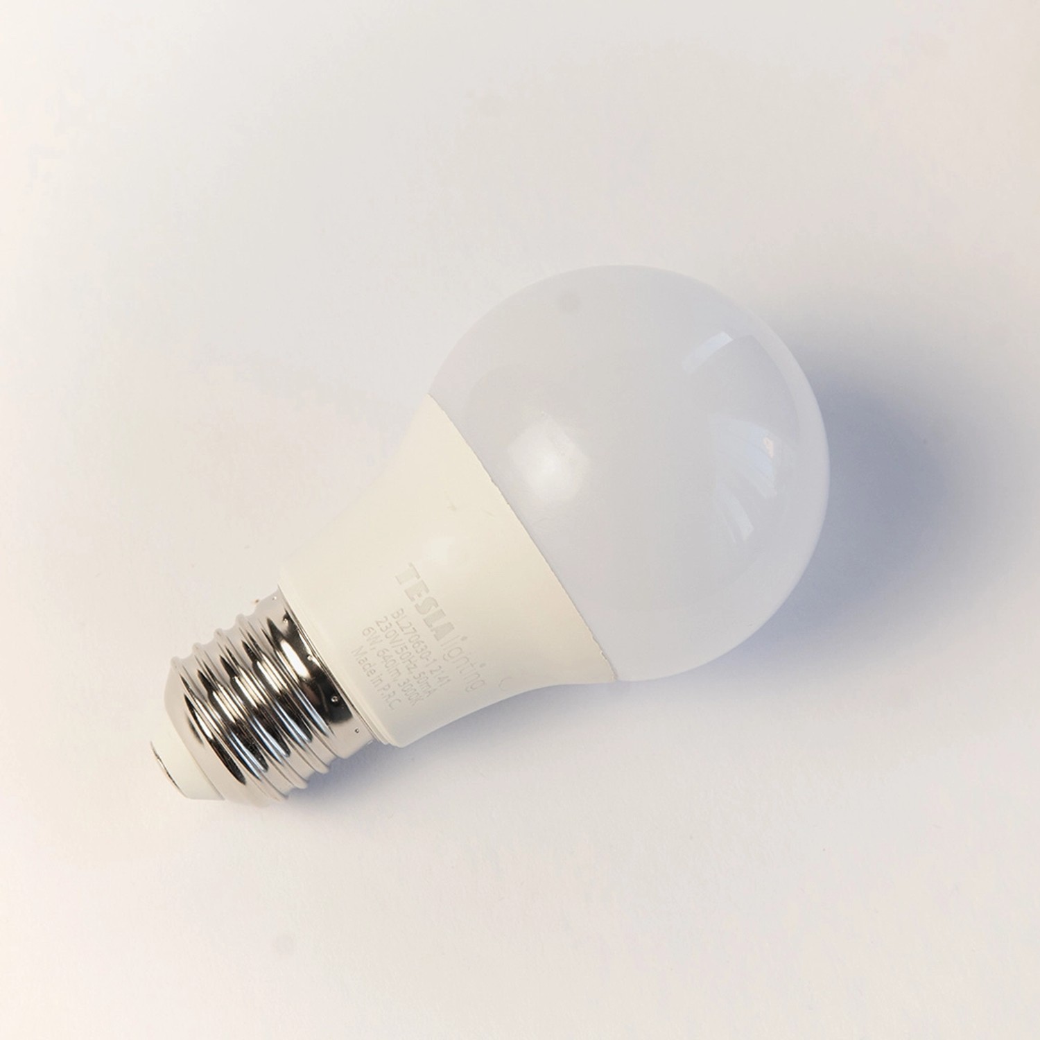 LED žárovka bulb 6W E27 3000K 640LM