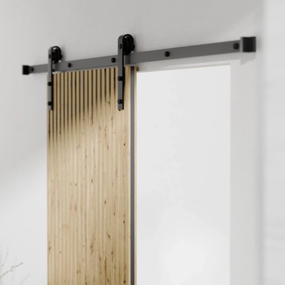Kompletní sada posuvných dveří Radex akustický panel Lamette s lamelami a černou lištou.