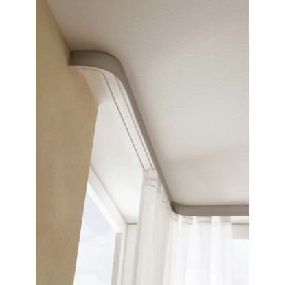 Bílá, 2řadová záclonová tyč Gardinia GE2 (300 cm) namontovaná na stropě.