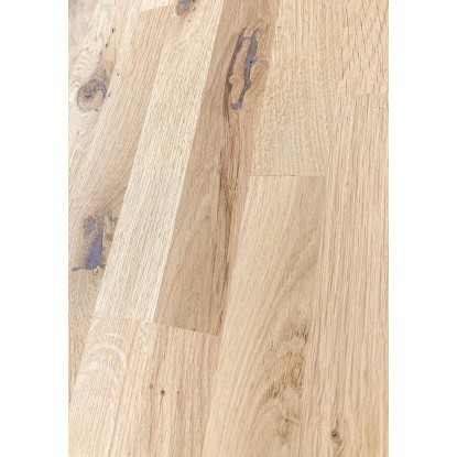Detail: Stupeň schodiště Kos z rustikálního přírodního dubu, neošetřený, s charakteristickou kresbou.