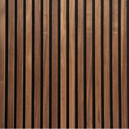 Akustický panel obklad stěn ořech olejovaný na černé plsti, dřevěný panel na stěnu a strop.