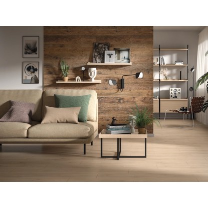 Obývací pokoj s nástěnnými panely Egger DecoWall Namur Fichte Natur jako obklad stěn.