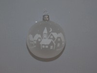 ORNEX Skleněná vánoční ozdoba bílá s vesničkou pr. 8 cm
