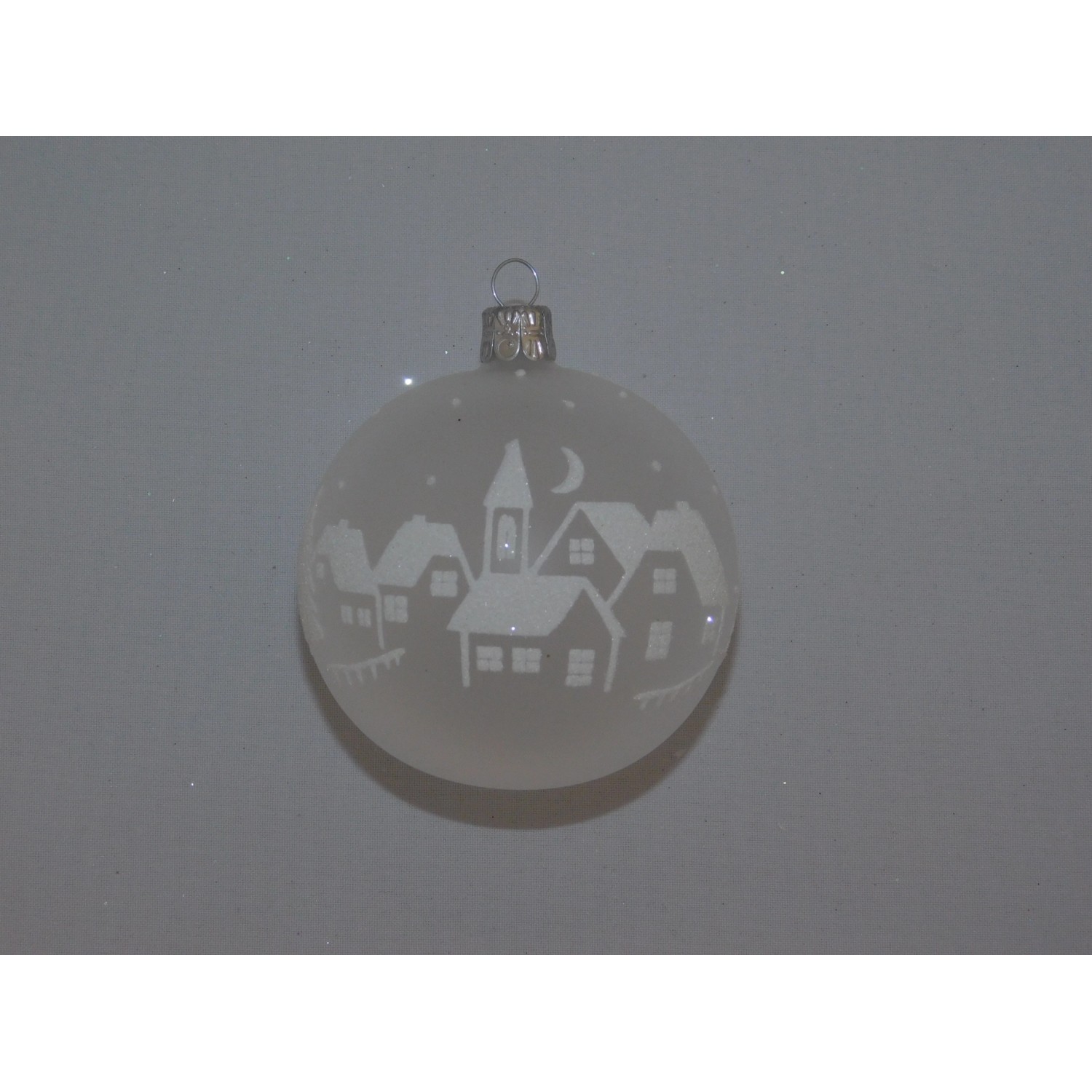 Ornex Skleněná vánoční ozdoba bílá s vesničkou pr. 8 cm