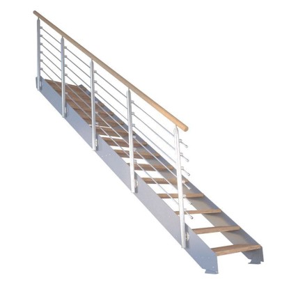 Schodiště Kos s 13 stupni z rustikálního dubu a šedým designovým zábradlím.