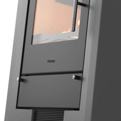 Detailní záběr kamen s prosklenými dvířky a ovládacími prvky.