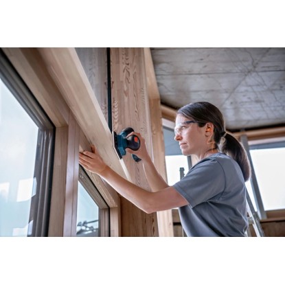 Žena brousí dřevěný rám s akumulátorovou vibrační bruskou Bosch Professional GSS 12V-123.
