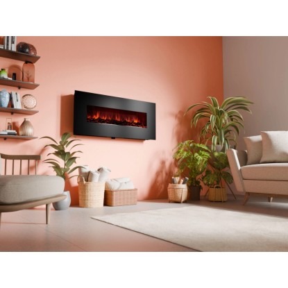 Moderní černý elektrický krb Rushmoor Heat na růžové stěně v obývacím pokoji s realistickým efektem plamene.